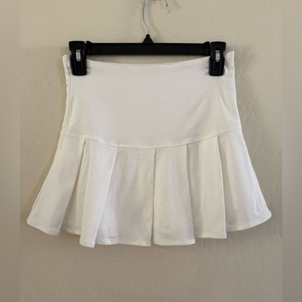 Elegant White Pleated Skirt